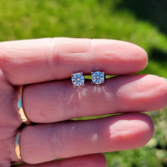 1 Carat Certified Green Moissanite Bullhead Stud Earrings NEW - Picture 5 of 10